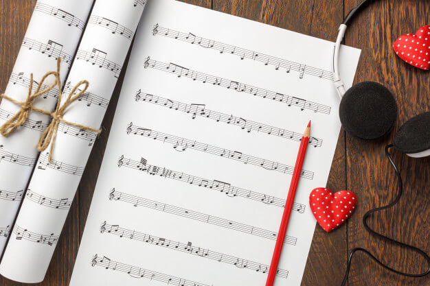 fondo-e-decorazioni-di-musica-di-canzone-di-amore-di-giorno-di-vista-superiore-di-san-valentino_1921-811